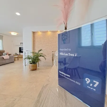 Tres J Villa